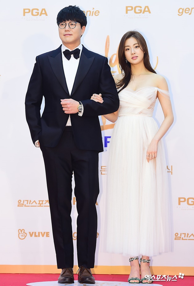 Gambar Foto Berpasangan sebagai MC, Kang Sora menggandeng Sung Si Kyung di red carpet Golden Disc Awards 2018.