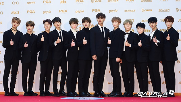 Gambar Foto Kompak dengan setelan jas hitam di red carpet Golden Disc Awards 2018, para personel Seventeen menjadi kandidat peraih Disc Bonsang.