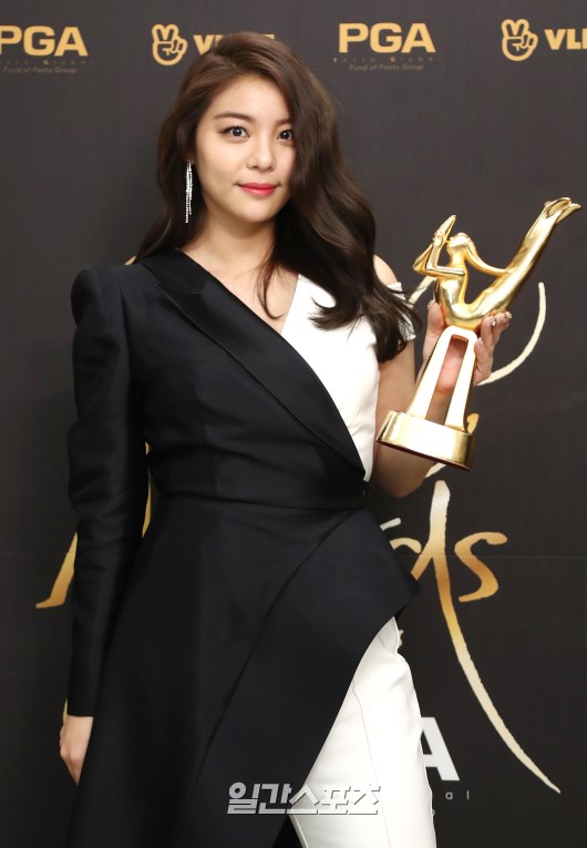 Gambar Foto Ailee yang meraih penghargaan Best OST di di Golden Disc Awards 2018 tengah memegang piala miliknya.
