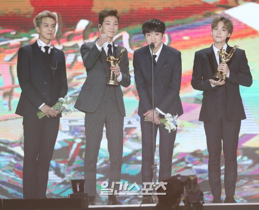 Gambar Foto Para personel Winner yang meraih penghargaan Digital Bonsang di Golden Disc Awards 2018 juga mewakili Big Bang menerima trofi mereka.