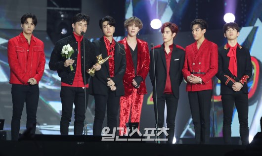 Gambar Foto GOT7 berbalut kostum panggung mereka saat menerima penghargaan Disc Bonsang di Golden Disc Awards 2018.