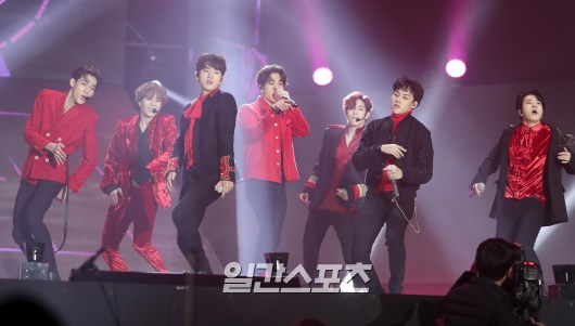 Gambar Foto Penampilan panggung GOT7 saat membawakan 'Teenager' dan 'Never Ever' di Golden Disc Awards 2018.