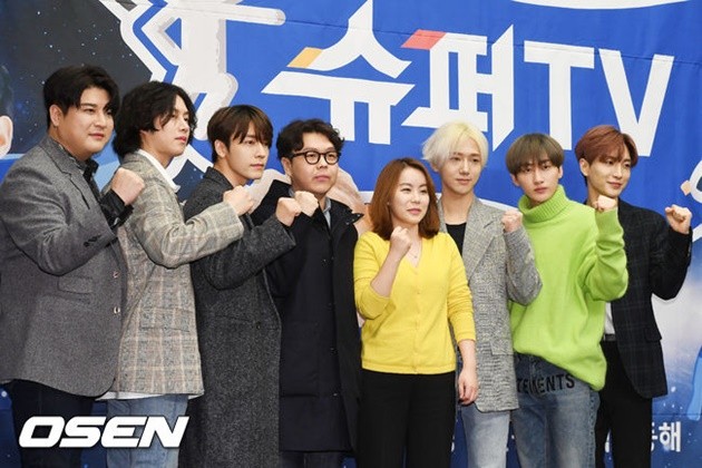 Gambar Foto Super Junior bersama PD dan penulis naskah variety show 'Super TV'