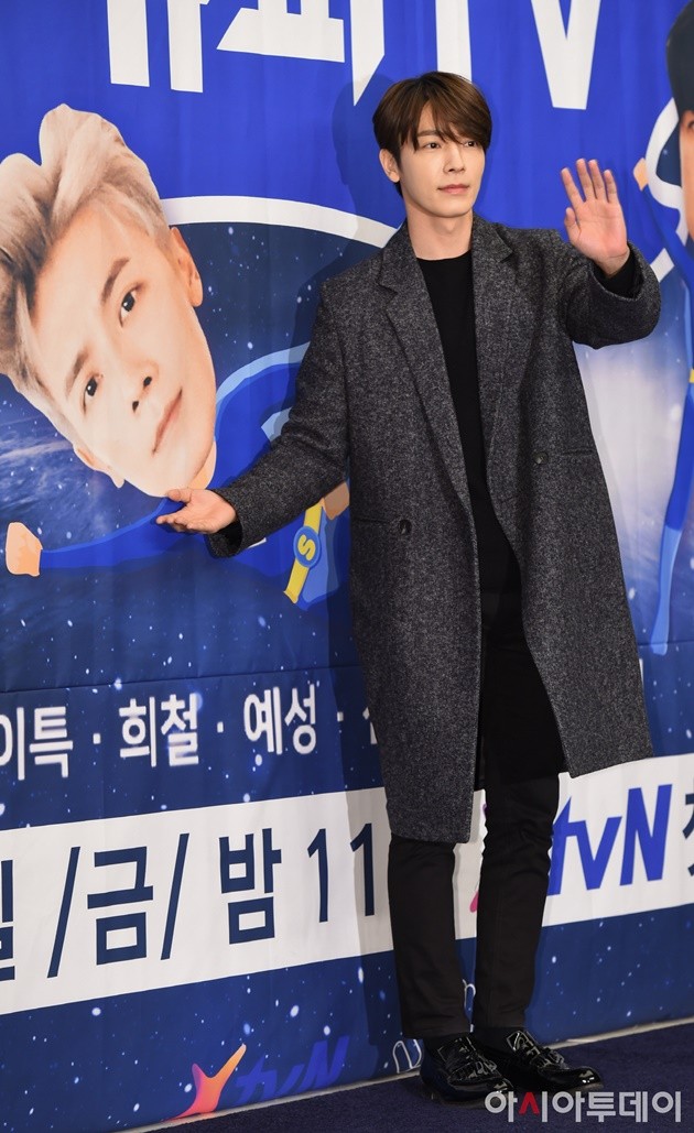 Gambar Foto Pose keren Donghae di jumpa pers variety show 'Super TV'