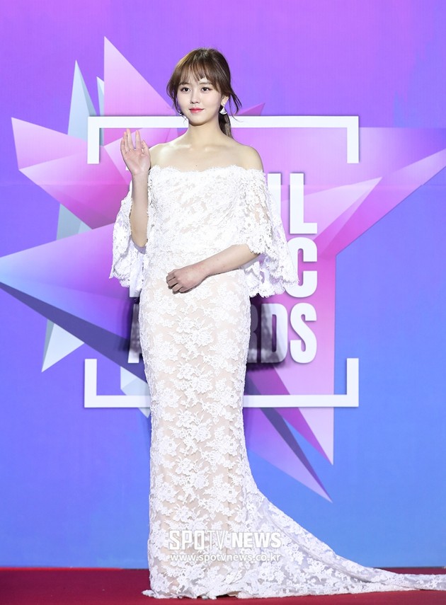 Gambar Foto Kim So Hyun di Red Carpet Seoul Music Awards 2018