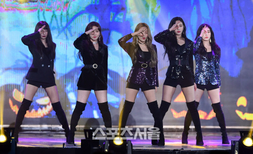 Gambar Foto Red Velvet Tampil Cantik Nyanyikan Lagu 'Peek a Boo' dan 'Red Flavor'