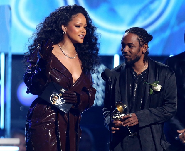 Gambar Foto Rihanna dan Kendrick Lamar sukses meraih piala Best Rap/Sung Performance.