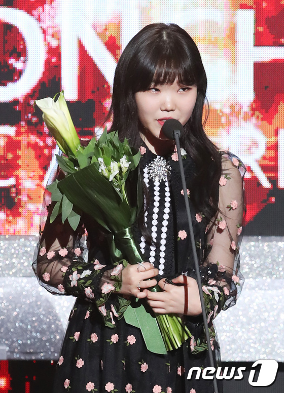 Gambar Foto Lee Soo Hyun Wakili Akdong Musician Raih Piala Artist of the Year Digital Music Bulan Januari