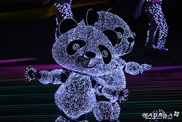 Gambar Foto Maskot Olimpiade Musim Dingin Beijing 2022 dipamerkan saat penutupan di Pyeongchang.