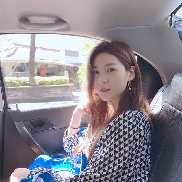 Gambar Foto Pose cantik Kim Sae Ron yang duduk di mobil bersama Yeri di sebelahnya.