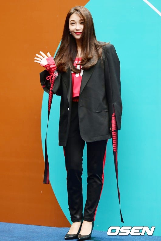 Gambar Foto Eun Ji A Pink padukan gaya sporty dan tetap feminin saat menghadiri acara Seoul Fashion Week 2018.