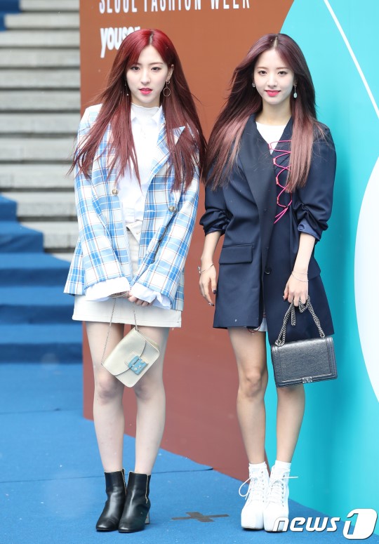 Gambar Foto Idol baru, Eunseo dan Bona Cosmic Girls turut menghadiri acara bergengsi Seoul Fashion Week 2018.