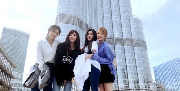 Gambar Foto Berlatar belakang Burj Khalifa, Red Velvet pose bersama tanpa Joy