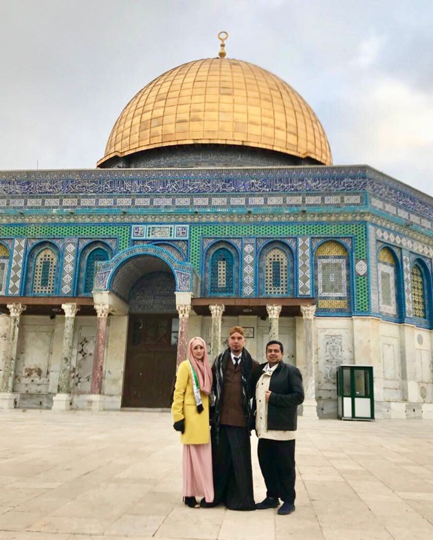 Gambar Foto Dalam unggahannya, Mulan mengaku sangat bersyukur bisa mengunjungi Jerusalem dan beribadah di Masjid Al Aqsa.