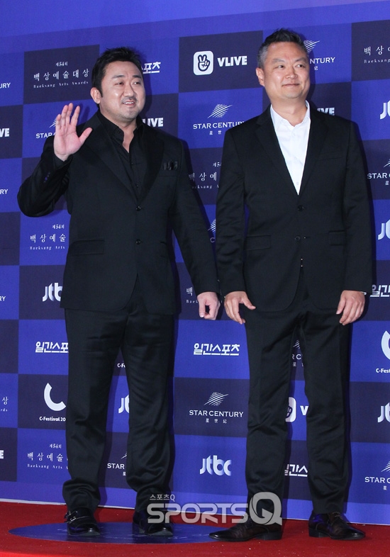 Gambar Foto Ma Dong Seok datang sebagai nominasi Best Actor Film sedangkan Kang Yun Seong dinominasikan sebagai New Director Film di Baesang Art Awards 2018.