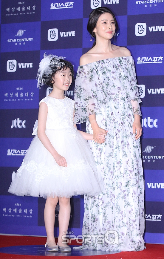 Gambar Foto Lee Bo Young dinominasikan sebagai Best Actress TV dan Heo Yul datang sebagai nominasi Best New Actress TV di Baesang Art Awards 2018.