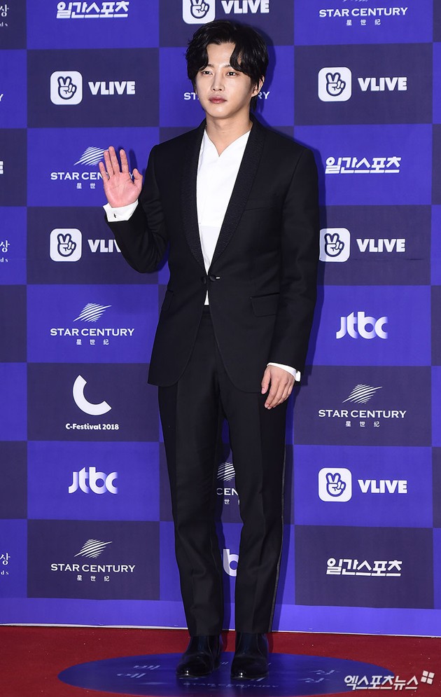 Gambar Foto Kim Min Suk tampil gagah dengan setelan jas resmi hitam di Baesang Art Awards 2018.