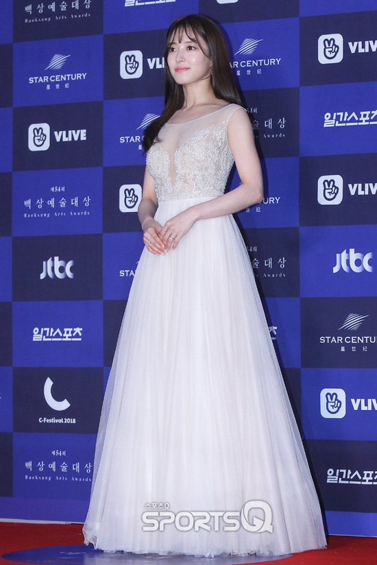 Gambar Foto Lee Se Young tampil seksi dengan gaun transparan bagian atas di Baesang Art Awards 2018.