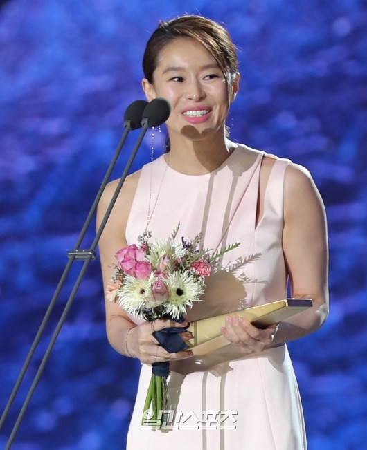 Gambar Foto Ye Ji Won meraih penghargaan Best Supporting Actress Kategori TV.
