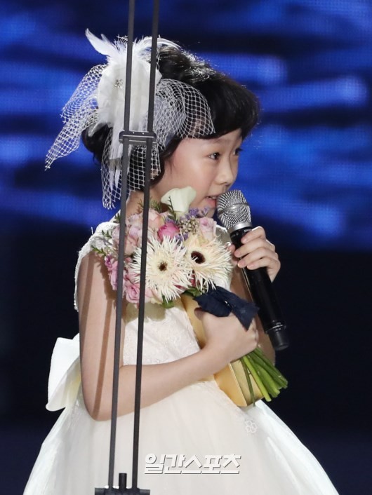 Gambar Foto Heo Yul meraih penghargaan Best New Actress kategori TV.
