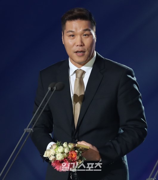 Gambar Foto Seo Jang Hoon meraih penghargaan Best Male Variety Star.