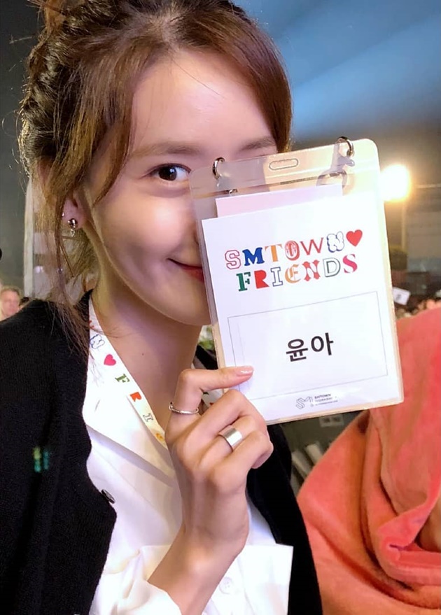 Gambar Foto Yoona memamerkan tanda pengenalnya di SMTOWN Workshop Pyeongchang 2018.