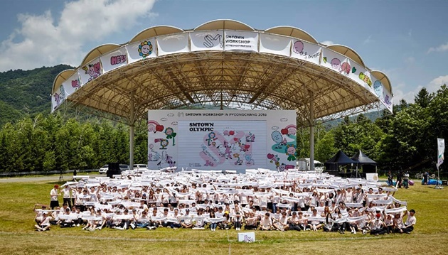 Gambar Foto Seluruh peserta SMTOWN Workshop Pyeongchang 2018 berfoto bersama.