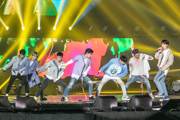 Gambar Foto iKON semangat nyanyikan lagu 'Rhythm Ta', 'My Type', 'Love Scenario' dan 'B-Day' di SBS Super Concert di Taipei