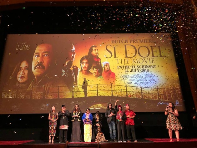 Gambar Foto Tak lupa, para pemain 'Si Doel The Movie' juga berterima kasih kepada 1500 fans yang sudah hadir dan bakal melanjutkan gala premiere ke Indonesia