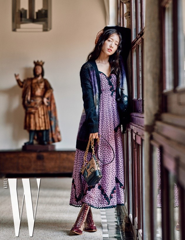 Gambar Foto Park Shin Hye di Majalah W Edisi Agustus 2018