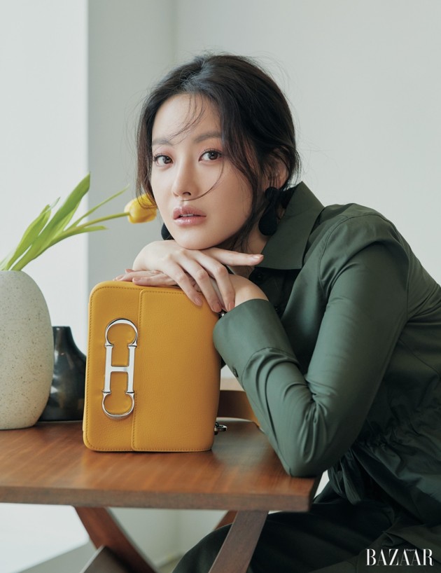 Gambar Foto Oh Yeon Seo di Majalah Harper's Bazaar Edisi April 2018