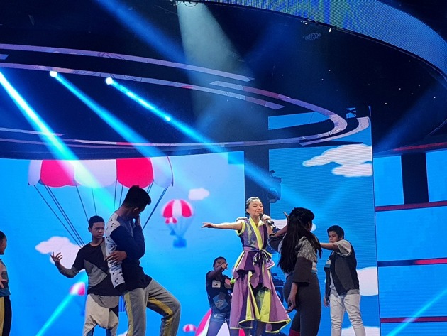 Gambar Foto Penyanyi Cilik Naura di Insert Awards 2018