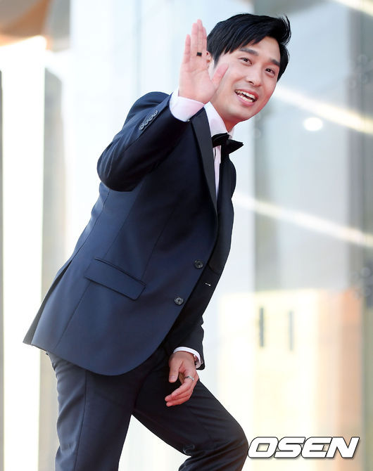 Gambar Foto Monday Kiz di red carpet Korea Drama Awards 2018.