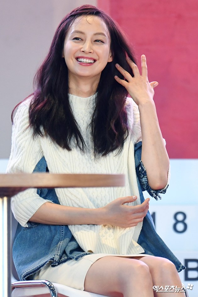 Gambar Foto Lee Na Young saat hadiri jumpa pers film 'Beautiful Days' di BIFF 2018.