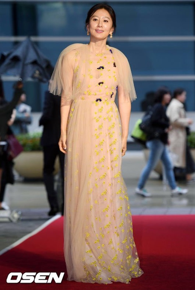 Gambar Foto Kim Hee Ae di Buil Film Awards 2018