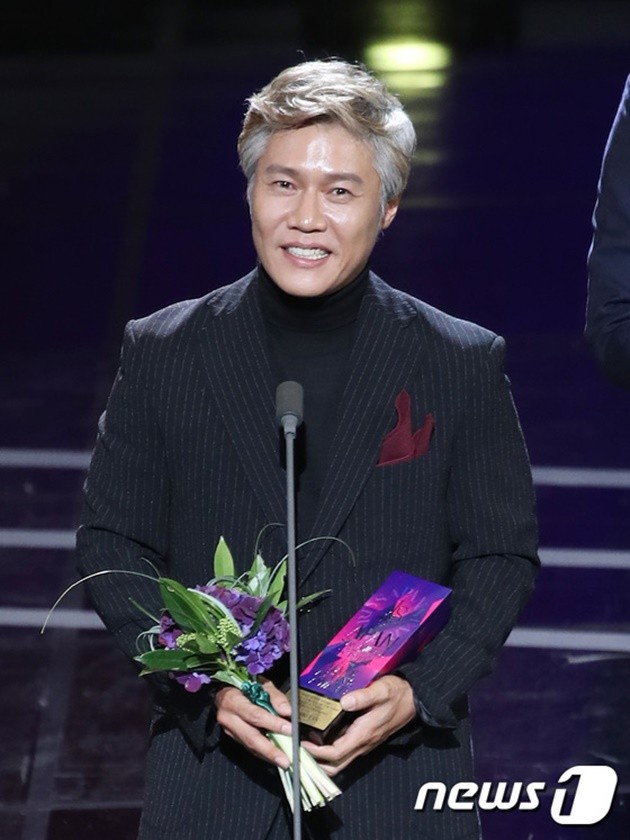 Gambar Foto Park Ho San berhasil membawa pulang piala Best Supporting Actor di APAN Star Awards 2018.