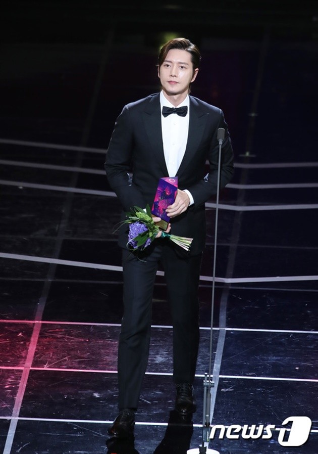 Gambar Foto Park Hae Jin berhasil membawa pulang piala Global Star Awards di APAN Star Awards 2018.