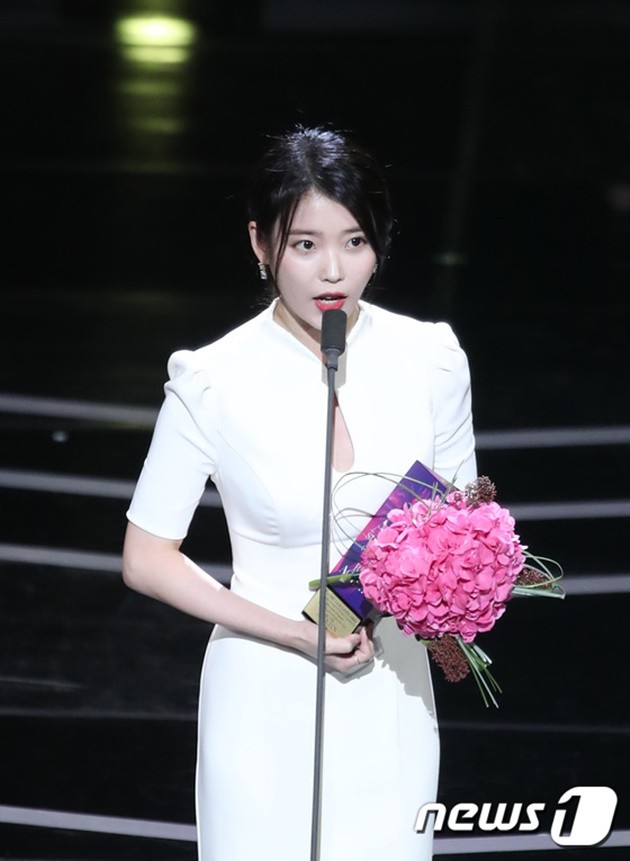Gambar Foto IU berhasil membawa pulang piala Top Excellence Actress di APAN Star Awards 2018.