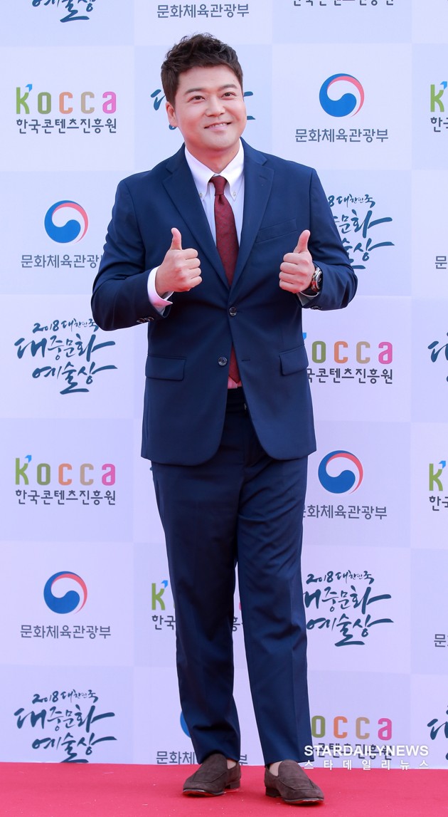 Gambar Foto Jun Hyun Moo di Red Carpet Korean Popular Culture And Art Awards 2018