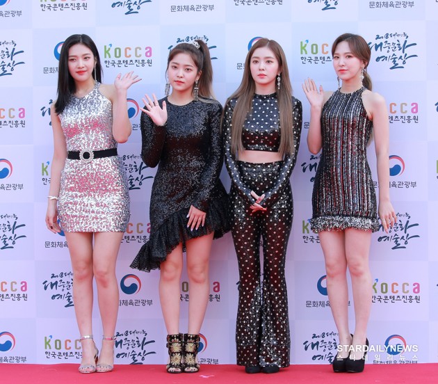 Gambar Foto Red Velvet di Red Carpet Korean Popular Culture And Art Awards 2018