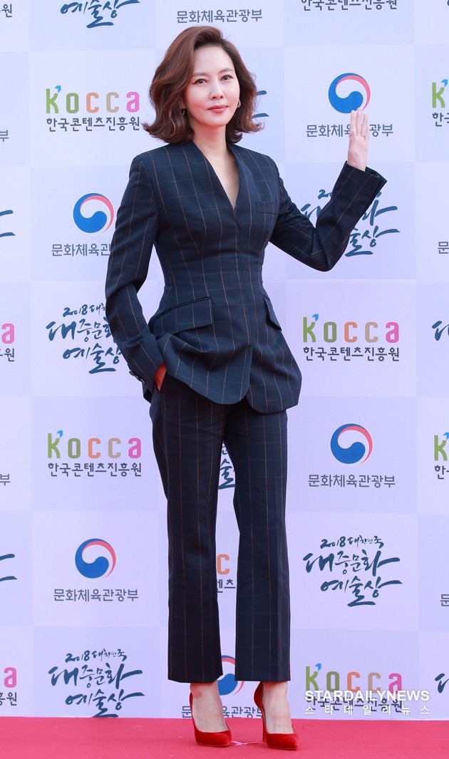 Gambar Foto Kim Nam Joo di Red Carpet Korean Popular Culture And Art Awards 2018