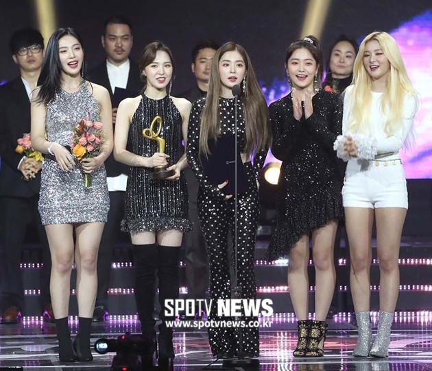 Gambar Foto Red Velvet Raih Piala Minister of Culture, Sports and Tourism's Commendation