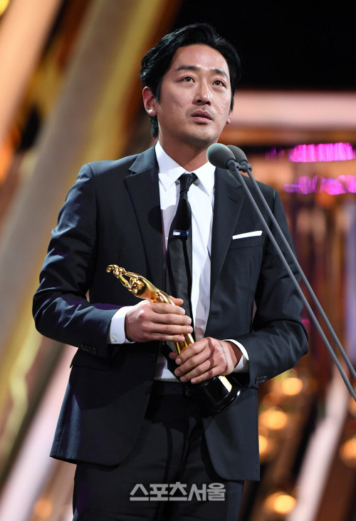 Gambar Foto Ha Jung Woo Raih Piala Best Actor Award Kategori Film