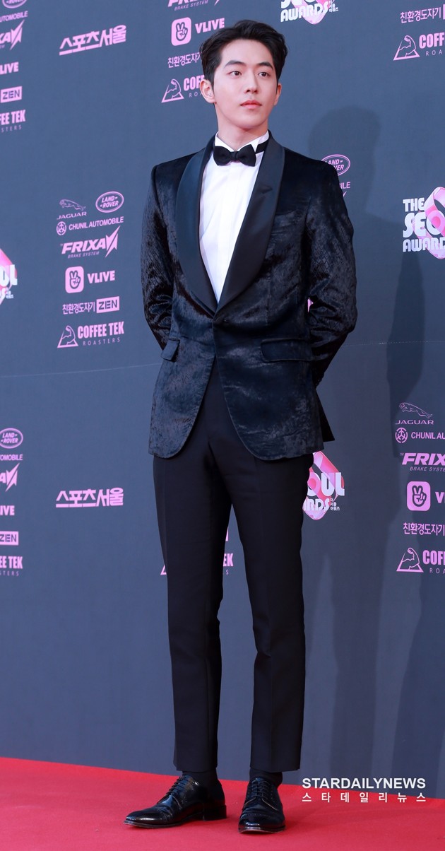 Gambar Foto Nam Joo Hyuk di red carpet The Seoul Awards 2018.