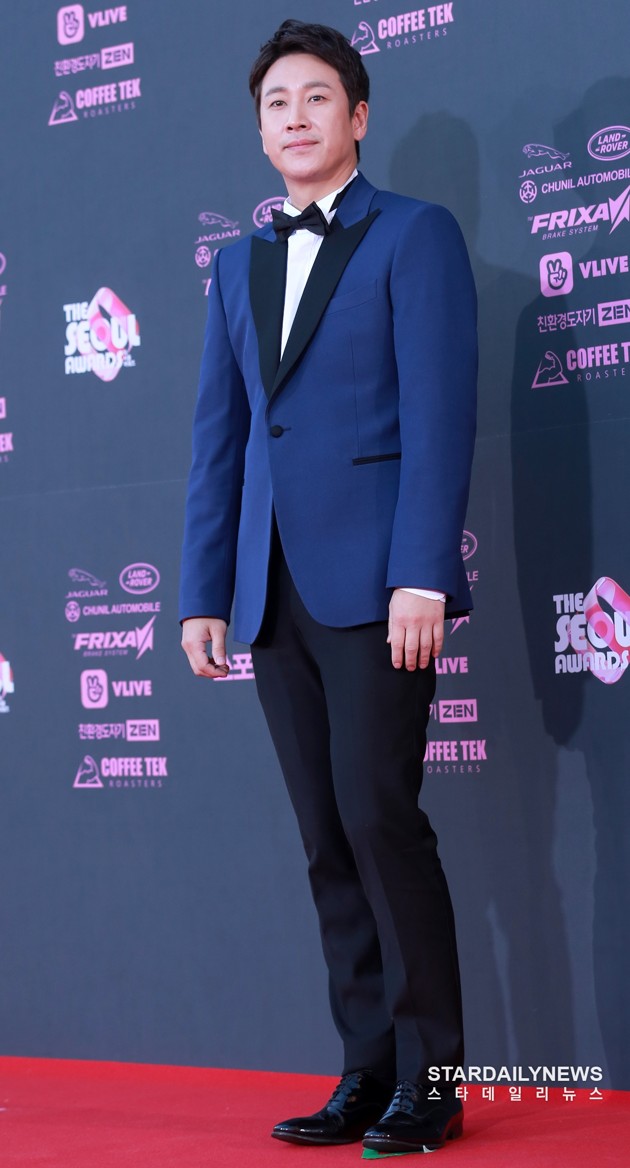 Gambar Foto Lee Sun Gyun di red carpet The Seoul Awards 2018.