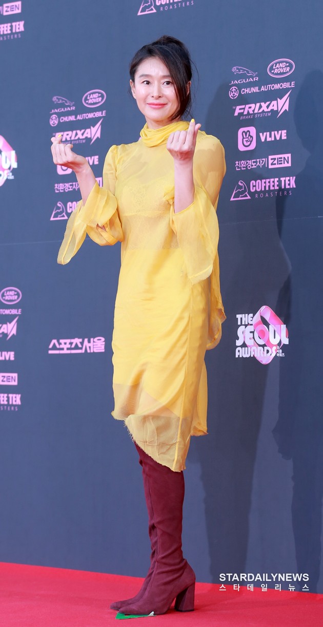 Gambar Foto Ye Ji Won di red carpet The Seoul Awards 2018.