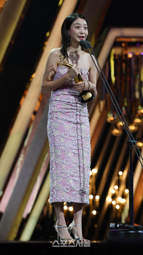 Gambar Foto Kim Da Mi Raih Piala Best New Actress Award Kategori Film