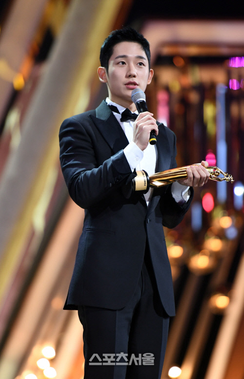 Foto Jung Hae In Raih Piala Hallyu Artist Award