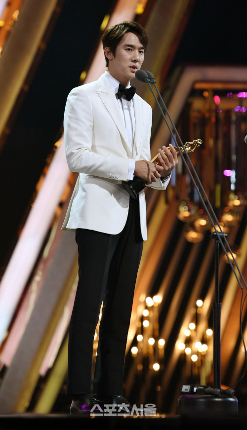 Gambar Foto Yoo Yeon Seok Raih Piala Best Supporting Actor Award Kategori Drama