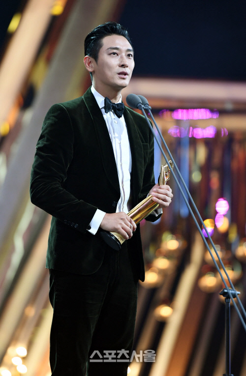 Gambar Foto Joo Ji Hoon Raih Piala Best Supporting Actor Award Kategori Film